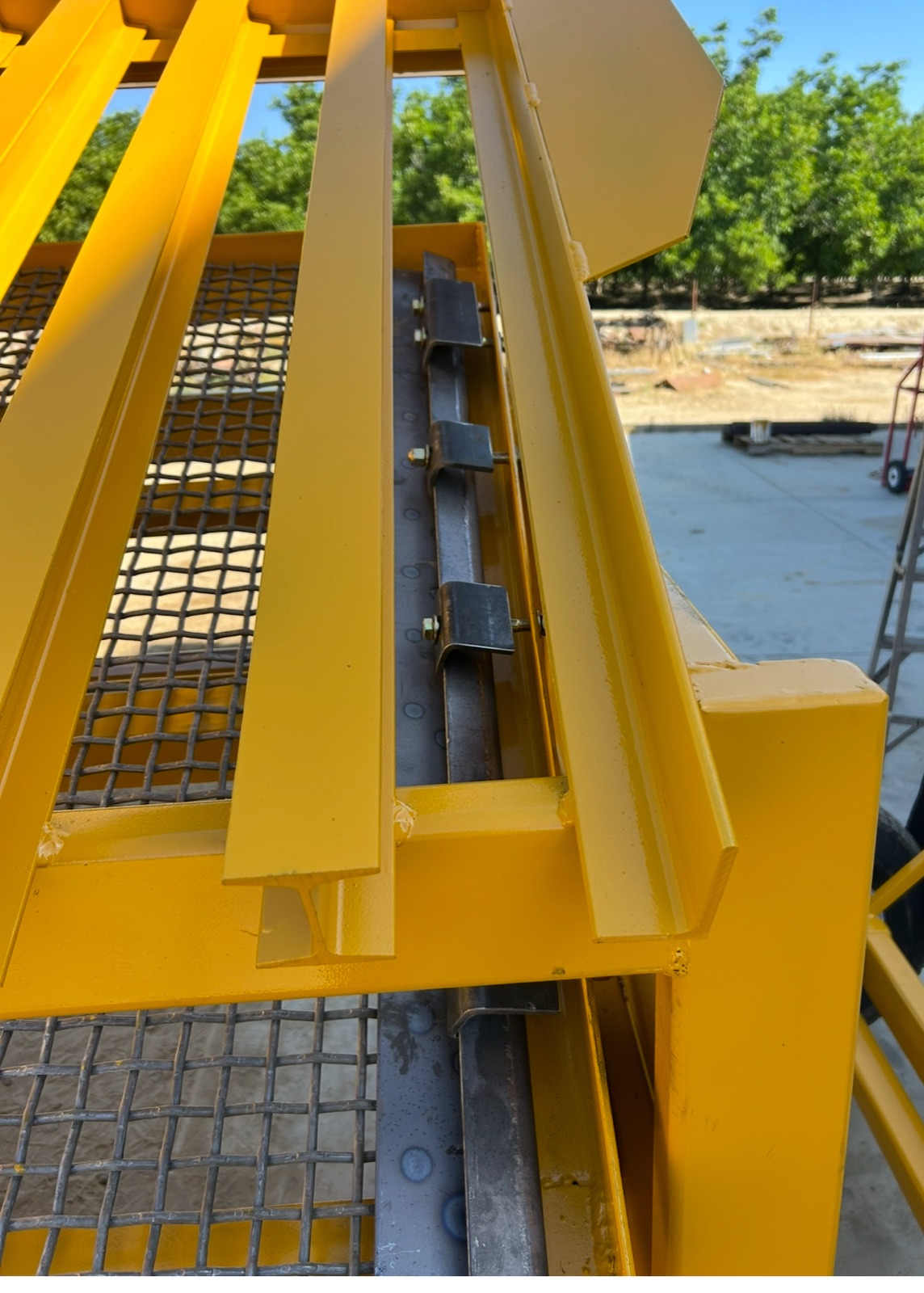 Close-up of the grizzly bars over the screen deck on a Ceasars 10S